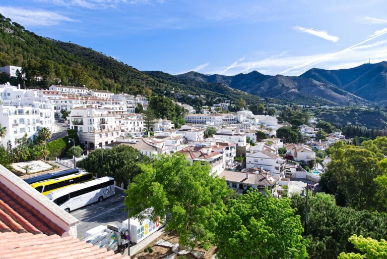 Miért érdemes autóval felfedezni Andalúzia eldugott fehér falvait?