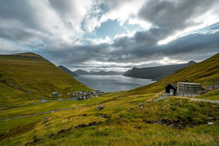 Hogyan készüljünk fel egy életre szóló kalandra a szeles Faröer-szigeteken?