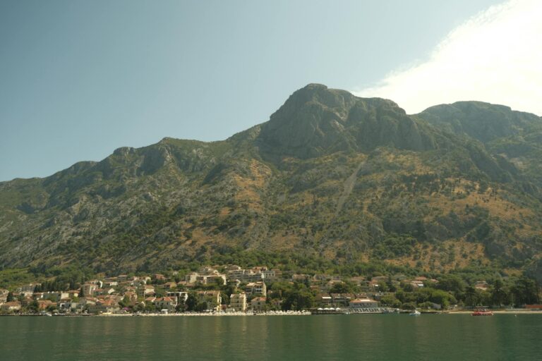 Miért érdemes felfedezni a Kotori-öböl környékét még a főszezon előtt?