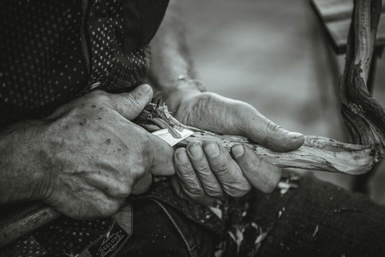 Így faraghatunk magunknak egyedi konyhai eszközöket egyetlen éles bicska segítségével