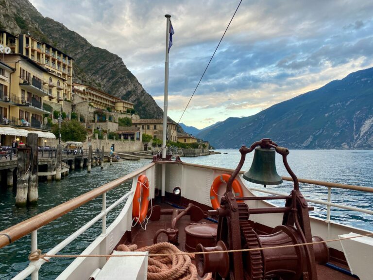 Miért érdemes idén tavasszal felfedezni a Garda-tó környéki meredek sziklákat és kisvárosokat