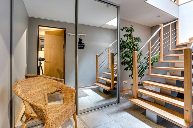 Hogyan alakítsunk ki praktikus és hívogató előszobát még a legkisebb lakásban is